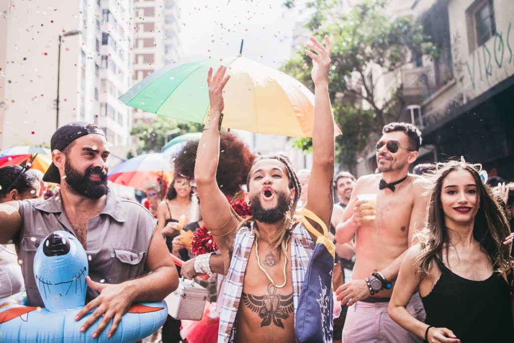 A crowd of revellers from the museum at São Paulo’s Carnival, 2017. © Adriana de Maio